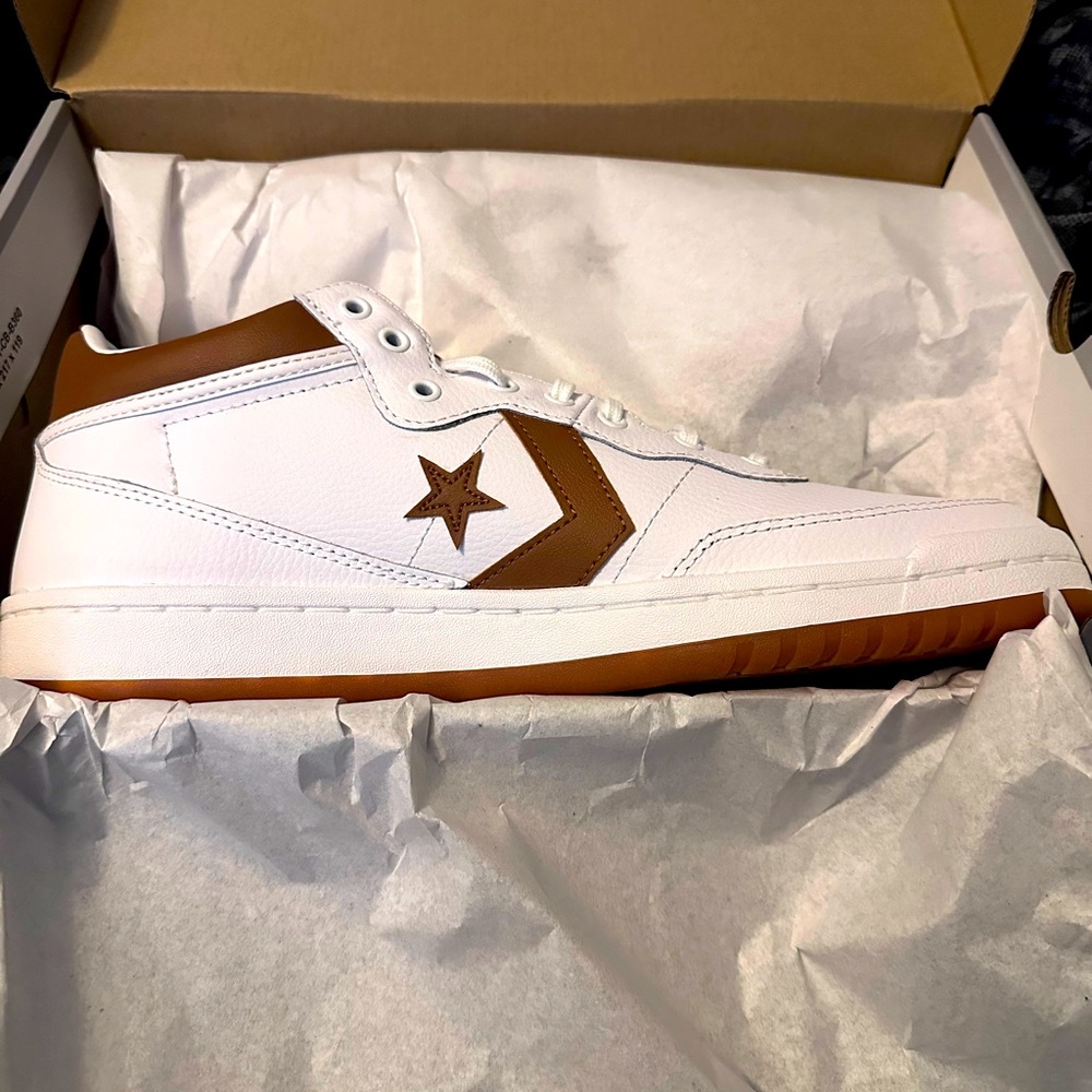 Men’s converse size 10.5 NWT *SALE*